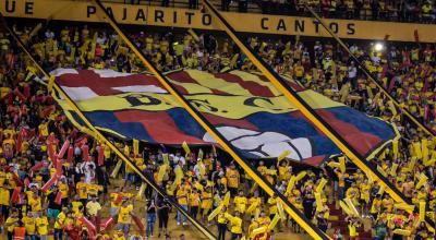 Hinchas de Barcelona SC durante un partido en el estadio Monumental Banco Pichincha.