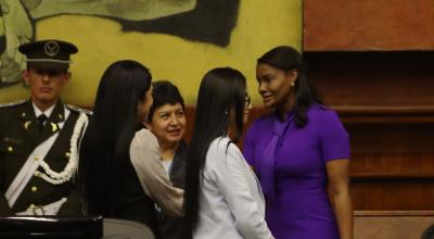 En enero pasado, la fiscal Salazar acudió a la Asamblea para su rendición anual de cuentas. Saludo con la correísta Viviana Veloz.