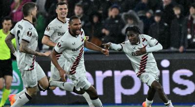 El defensor del Bayer Leverkusen, Jeremie Frimpong, celebra con sus compañeros después de marcar ante el West Ham, el 18 de abril de 2024, por Europa League.