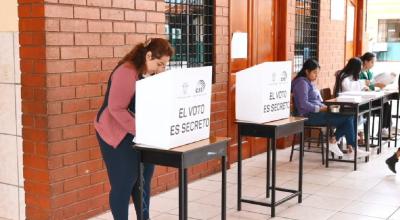 Votantes en elecciones 2023 en Ecuador.