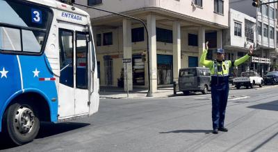 Agente de la AMT en un control de tránsito en Guayquil.