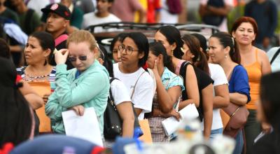 Cientos de personas en busca de empleo, respondieron a la convocatoria laboral de empresa privada en Manta. Foto del 15 de abril de 2024.