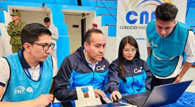 Imagen referencial de trabajadores de CNT y el CNE en el proceso de consulta popular, 19 de abril de 2024.