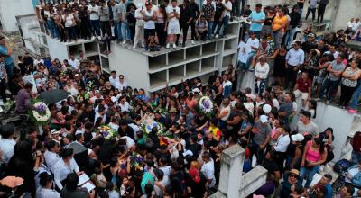 Cientos de ciudadanos acudieron al sepelio de José Sánchez, alcalde asesinado a tiros.