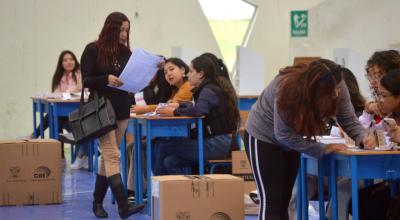 Personas en una junta receptora del voto en Cuenca, durante la consulta popular y el referéndum del 21 de abril de 2024. 