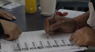 Voto en el Colegio Benalcázar de Quito, el 21 de abril de 2024.