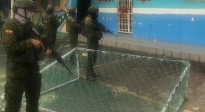 Miembros de las Fuerzas Armadas ingresaron a la cárcel de Los Ríos para controlar un motín registrado el 21 de abril de 2024.