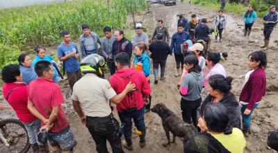 Varios de los damnificados en Alausí reunidos, luego del aluvión, el 22 de abril de 2024.