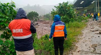 Personal de la Secretaría de Riesgos inspecciona una zona afectada por las lluvias en Alausí, en Chimborazo.