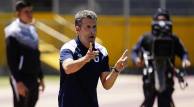 Igor Oca, técnico de Universidad Católica, dirige el partido ante Técnico Universitario, el 5 de agosto 2023. 