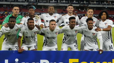 Los jugadores de Liga de Quito posan para una foto el lunes 15 abril, en el Rodrigo Paz Delgado.