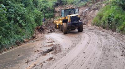 Trabajos en la vía Baeza - Lago Agrio, sector Santa Rosa, el 22 de abril de 2024.