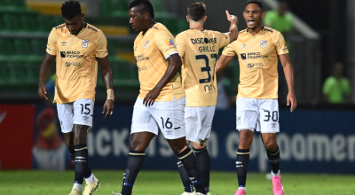 Los jugadores de Universidad Católica festejan un gol en Valledupar, Colombia, el 23 de abril de 2024. 