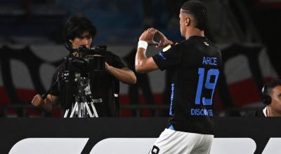 Alex Arce festeja el gol del empate de Liga de Quito, ante Junior de Barranquilla, el 23 de abril de 2024 en el estadio Metropolitano.