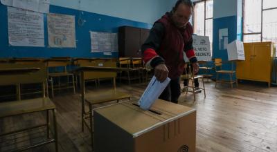 Imagen referencial de un ciudadano colocando su voto en la urna de la consulta popular y referendo realizados en Ecuador, el 21 de abril de 2024.