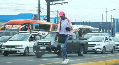 Un vendedor informal en Guayaquil, el 16 de febrero de 2024. 