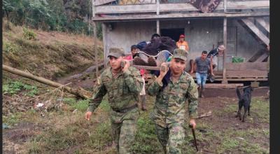 Militares colaboran con la evacuación de ciudadanos afectados por el aluvión en Alausí.