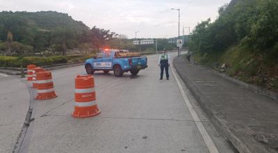 Un agente de la ATM en los exteriores del túnel San Eduardo, cerrado desde este 23 de abril de 2024.