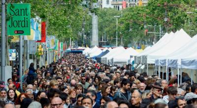 Paseo de Gracia de Barcelona durante Sant Jordi, cuando las calles de toda Cataluña vuelven a llenarse de ciudadanos a la búsqueda de libros, autores y rosas.