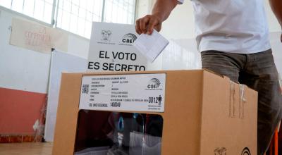 Ciudadano vota durante la consulta y referendo de Ecuador, el domingo 21 de abril de 2024.
