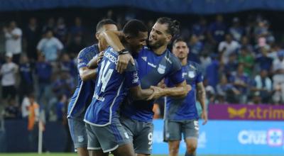 Jugadores de Emelec celebrando su gol ante Delfín, 21 de marzo de 2024.