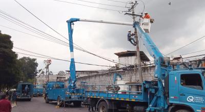 Imagen referencial de cortes de luz en Quito. Un trabajador de la Empresa Eléctrica, el 23 de abril de 2024.