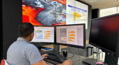 Un técnico del Inamhi realiza un monitoreo de las lluvias el 23 de abril de 2024. 