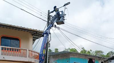 Trabajadores de la empresa eléctrica en obras de reparación el 23 de abril de 2024.