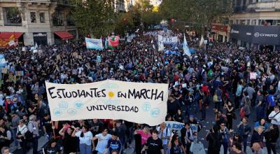 Manifestantes marchan en protesta por el ajuste presupuestario de las universidades públicas en Buenos Aires el 23 de abril de 2024.