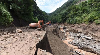 Maquinaria trabaja en la zona afectada de la vía Balbanera- Pallatanga -Cumandá, en Chimborazo, el 23 de abril de 2024.