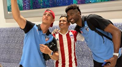 Miguel Parrales y Alexander Domínguez se sacan una 'selfie' junto a Jorge Celedón, después del partido entre Junior y Liga de Quito, el 24 de abril de 2024.