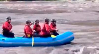 Equipos de búsqueda y rescate avanzan por río Upano tras la caída de una camioneta con pasajeros.
