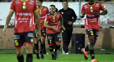 Jugadores de Deportivo Cuenca, durante un partido de LigaPro el 12 de abril de 2024.