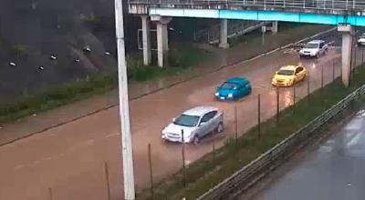 Autos circulan por calles inundadas en la ciudad de Cuenca, en Azuay, este 24 de abril de 2024.