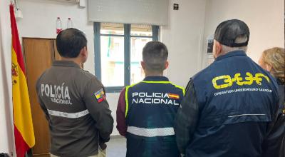 Policías en un allanamiento el 24 de abril de 2024.