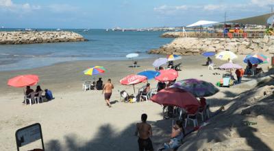 Imagen referencial de ciudadanos descansando en una playa, durante el feriado de Semana Santa, Libertad, Santa Elena, abril de 2024.