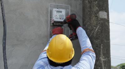 Un técnico de CNEL EP instalando un medidor en El Fortín, noroeste de Guayaquil.