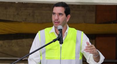 Ministro de Energía encargado, Roberto Luque, desde el proyecto hidroeléctrico Toachi Pilatón, el 25 de abril de 2024. 