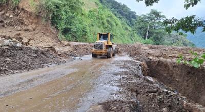 Maquinaria pesada rehabilita carretera en el sector Balbanera el 24 de abril de 2024.