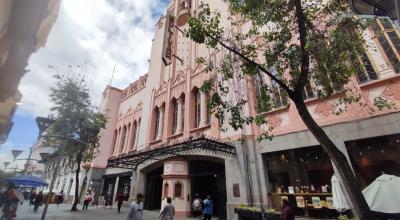 Imagen de la fachada del Teatro Bolívar de Quito, el 25 de abril de 2024.