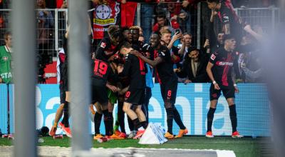 Jugadores del Bayer Leverkusen celebran el empate agónica ante el Stuttgart, por Bundesliga, este 27 de abril de 2024.