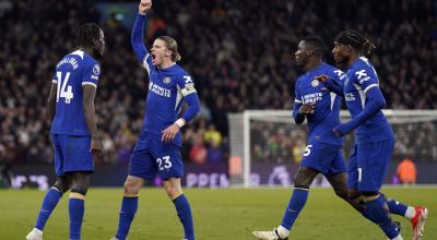 Los jugadores del Chelsea festejan el gol de Gallagher, ante el Aston Villa, el 27 de abril de 2024. 
