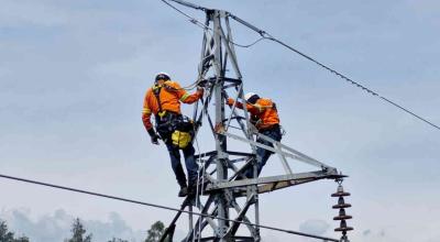 Imagen de trabajadores de la Empresa Eléctrica Quito, en 2024.