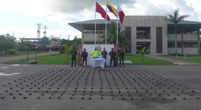 Militares colombianos junto a los explosivos decomisados a la narcoguerrilla de alias 'Araña, en Putumayo, el 29 de abril de 2024.