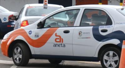 Imagen referencial de carros de las escuelas de conducción Aneta.