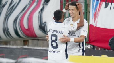 Luis Estupiñán y Alex Arce, de Liga de Quito, durante un partido el 15 de abril de 2024.