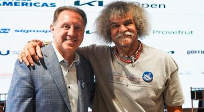 Álex Aguinaga y Carlos Valderrama, durante una rueda de prensa en Quito, el 30 de abril de 2024.