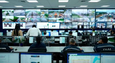 Funcionarios realizan monitoreo en el Centro de Control Integrado de Tránsito y Transporte de Guayaquil.