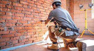 Imagen referencial de un trabajador de la construcción, una de las profesiones con más riesgos para la audición.