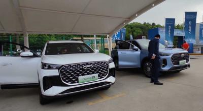 Vehículos Chery Tiggo 8 durante una prueba de manejo en Wuhu, China.